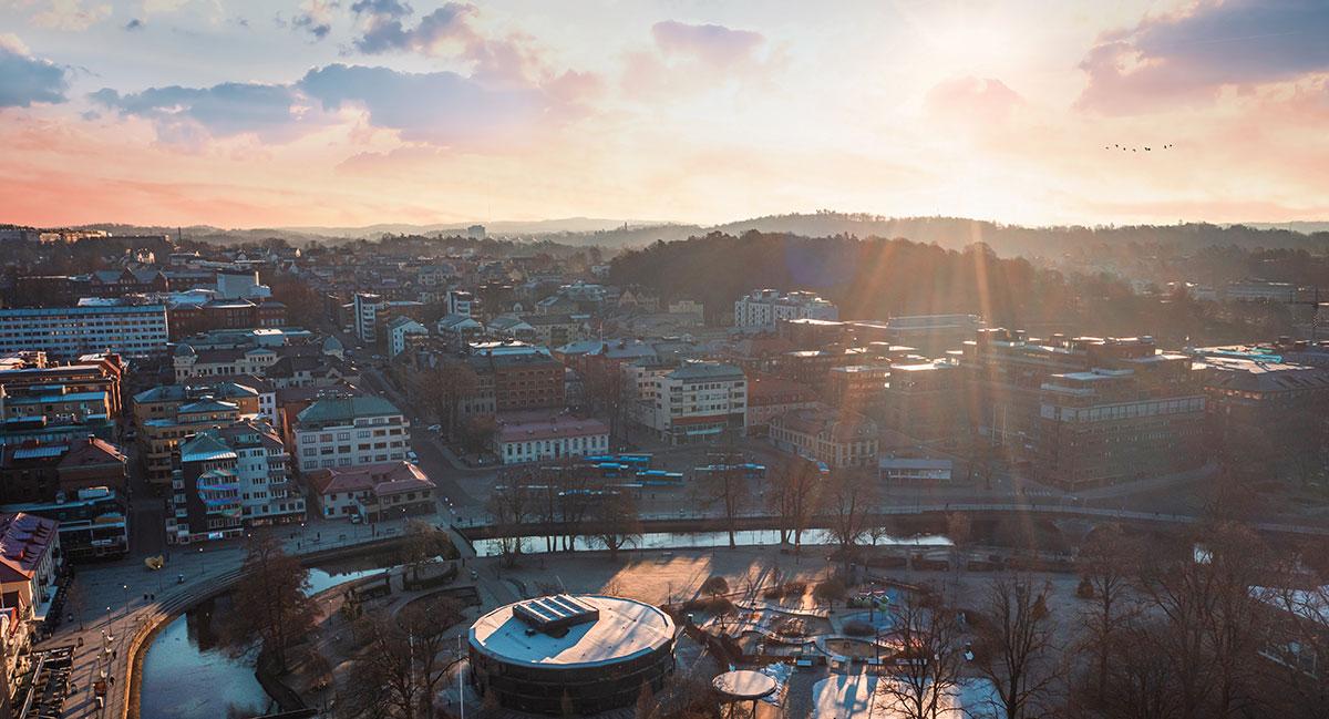 Drönarbild över Borås i solnedgång.