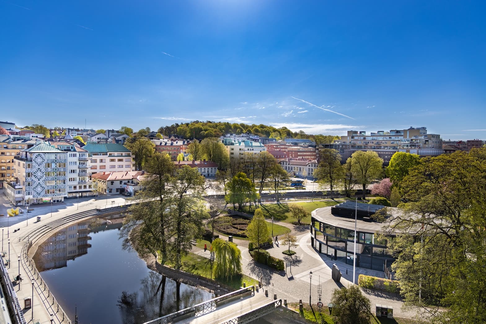 Stadsparken, viskan och hus från ovan.