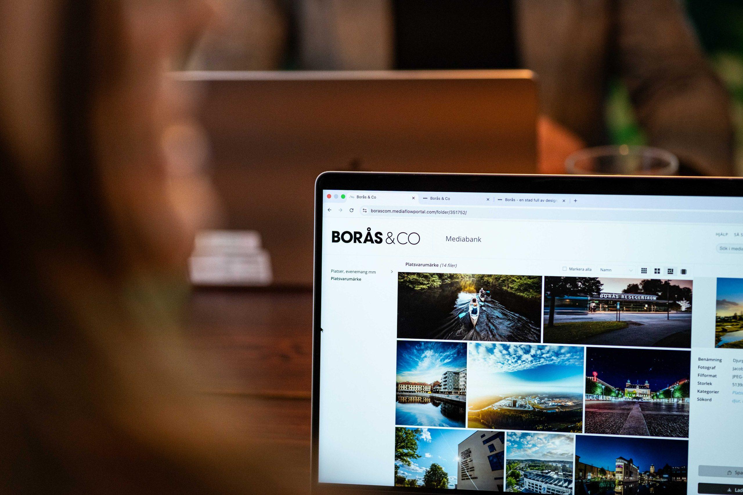 En bärbar dator med en bildbank öppen.