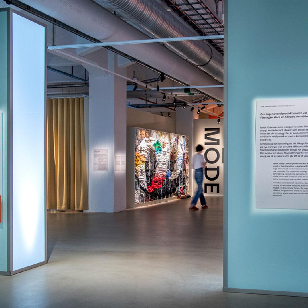 En människa går inne på Textilmuseet