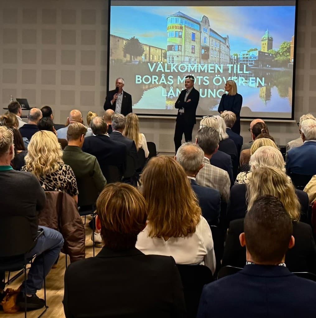 Tre personer håller föredrag.