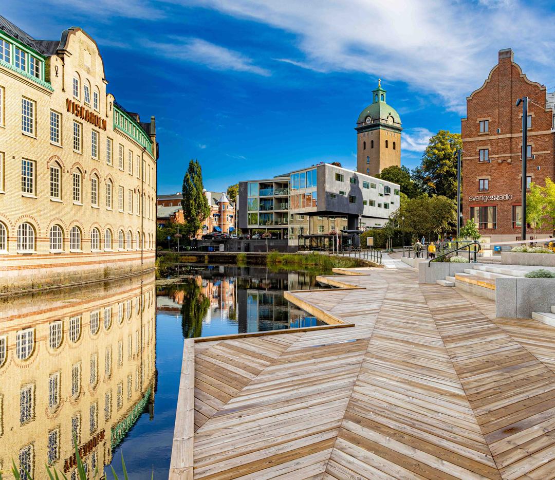 En gångväg av trä intill ett vattendrag